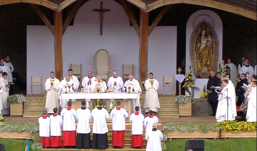 The Pope celebrates Holy Mass at the Csíksomlyó shrine