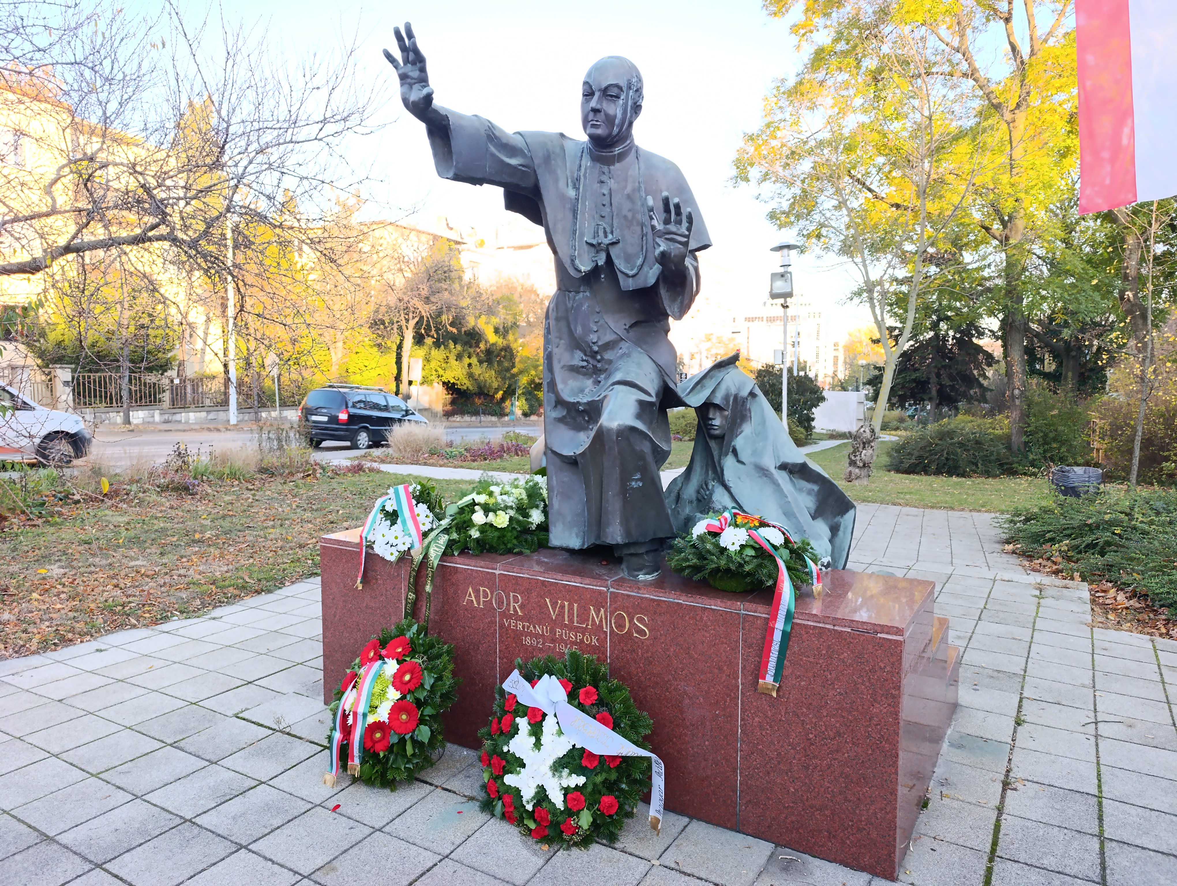  Koszorúzás Boldog Apor Vilmos vértanú püspök szobránál